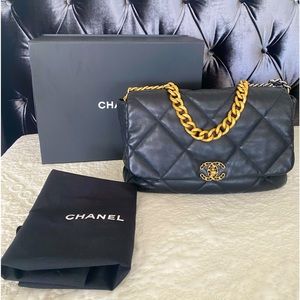 2021 Chanel 19 Maxi shoulder bag
